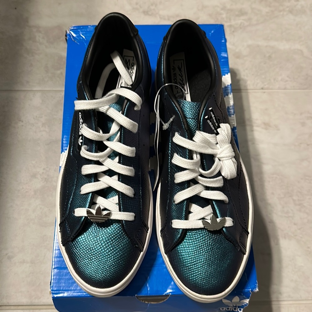 Adidas Sleek Iridescent Blue/Teal size 8 women’s